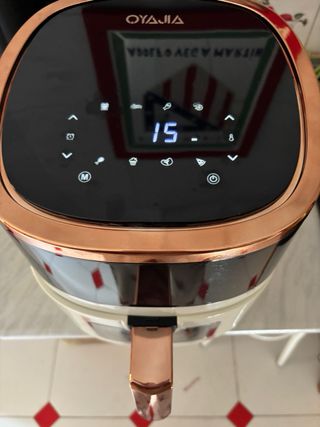 Freidora de aire color crema y cobre