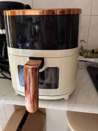 Freidora de aire color crema y cobre