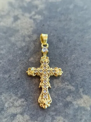 Cruz pequeña dorada