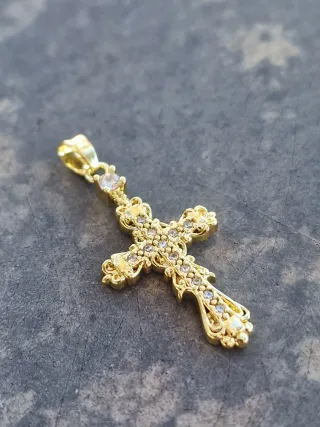 Cruz pequeña dorada