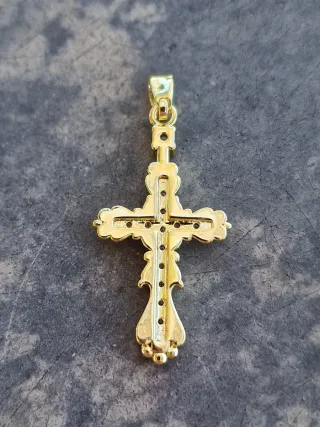 Cruz pequeña dorada