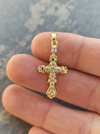 Cruz pequeña dorada