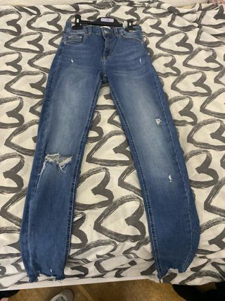 Pantalones vaqueros desgastados azules