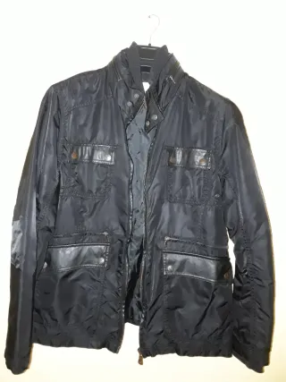 Chaqueta impermeable negra