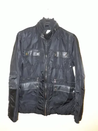 Chaqueta impermeable negra