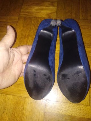 Tacones azules de antelina.