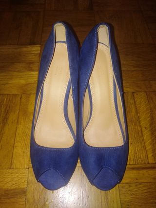 Tacones azules de antelina.