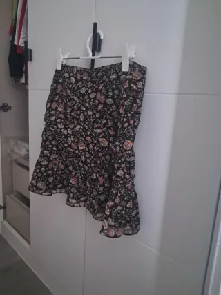 Falda corta negra estampada floral