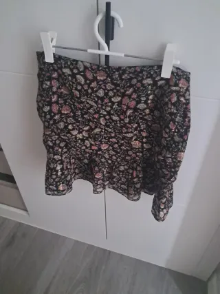 Falda corta negra estampada floral