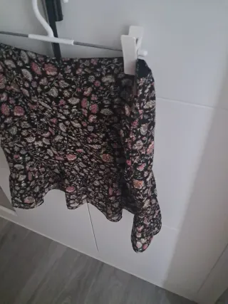 Falda corta negra estampada floral