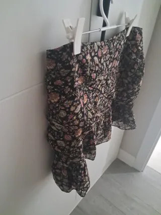 Falda corta negra estampada floral