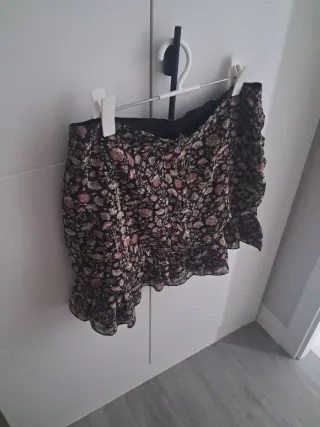 Falda corta negra estampada floral