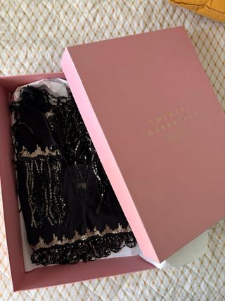 Abito con frange e paillettes nero oro