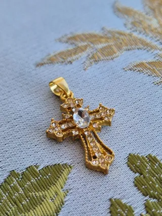 Cruz dorada pequeña con cristal azul