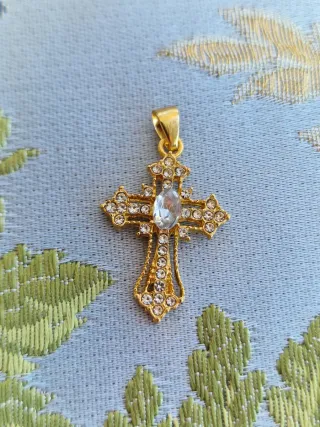 Cruz dorada pequeña con cristal azul