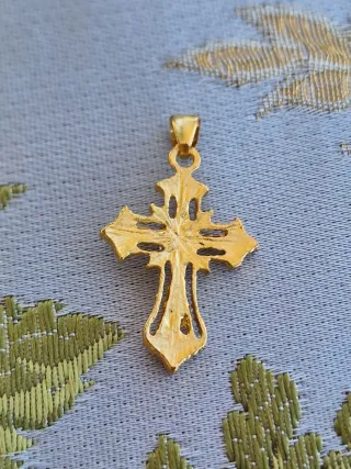 Cruz dorada pequeña con cristal azul