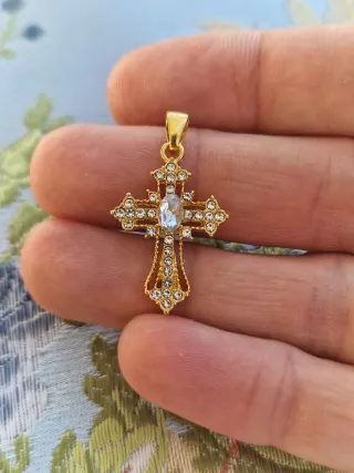 Cruz dorada pequeña con cristal azul