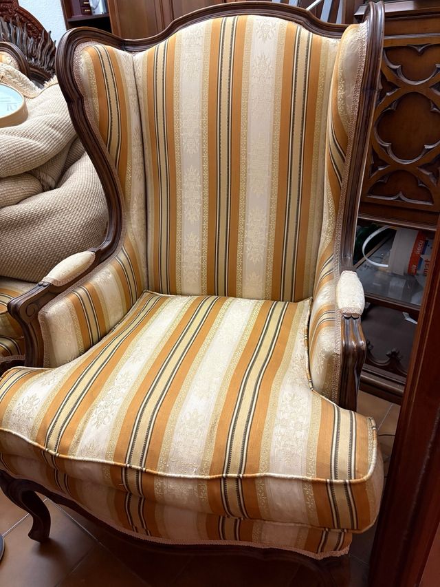 Sillón de madera tallada tapizado ocre