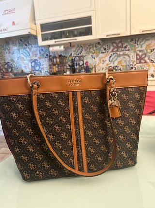 Borsa Guess con portafoglio abbinato