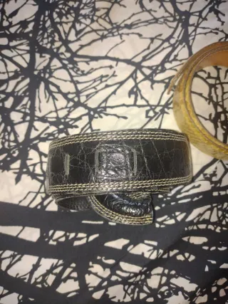 Correas de mujer marrones y doradas