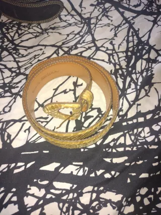 Correas de mujer marrones y doradas