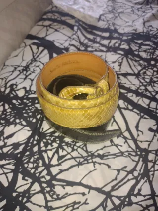 Correas de mujer marrones y doradas