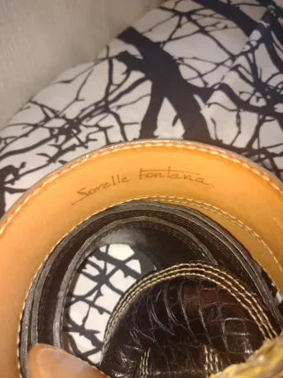 Correas de mujer marrones y doradas