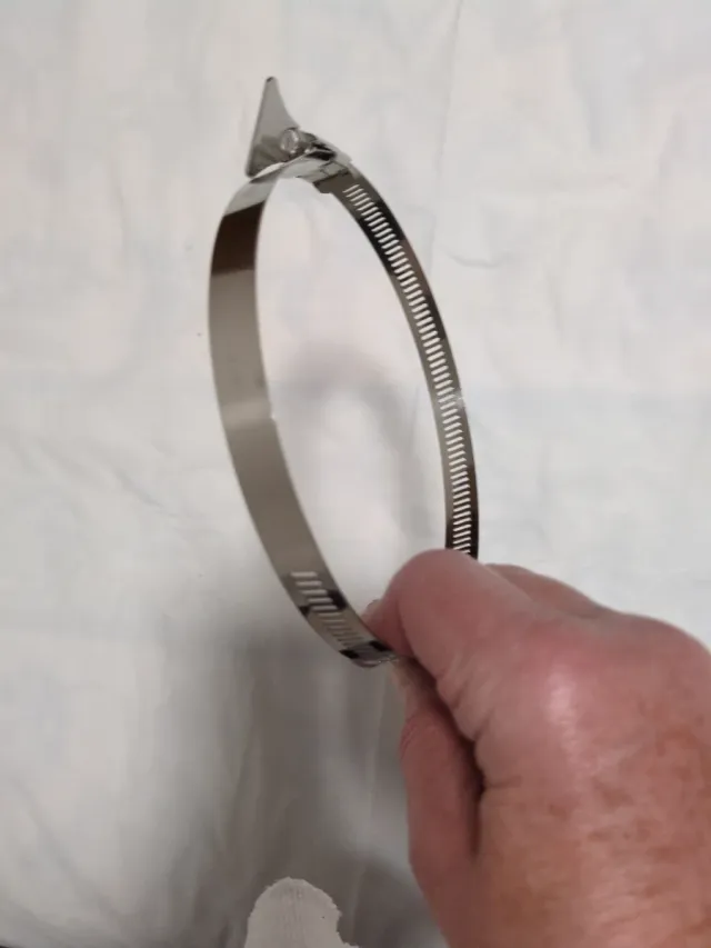 Abrazadera metálica ajustable