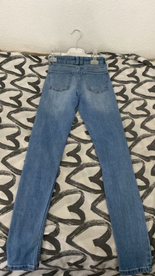 Pantalones vaqueros desgastados