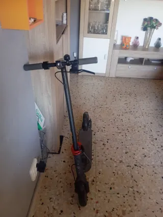 Patín eléctrico con cargador y casco