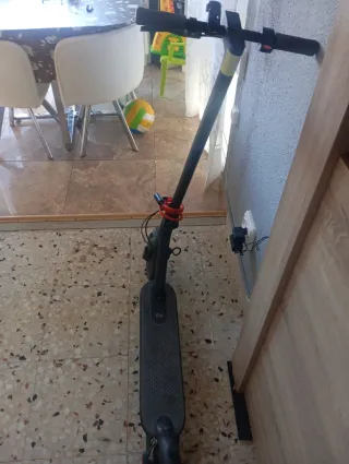 Patín eléctrico con cargador y casco