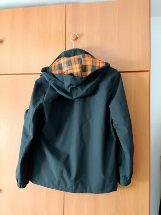 Chaqueta impermeable con capucha