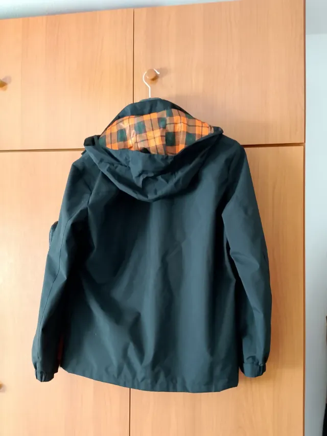 Chaqueta impermeable con capucha