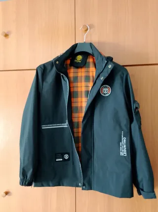 Chaqueta impermeable con capucha