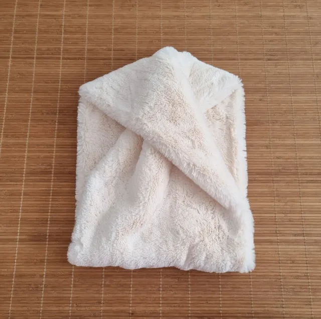 Cuello de piel sintética blanco