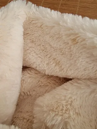 Cuello de piel sintética blanco