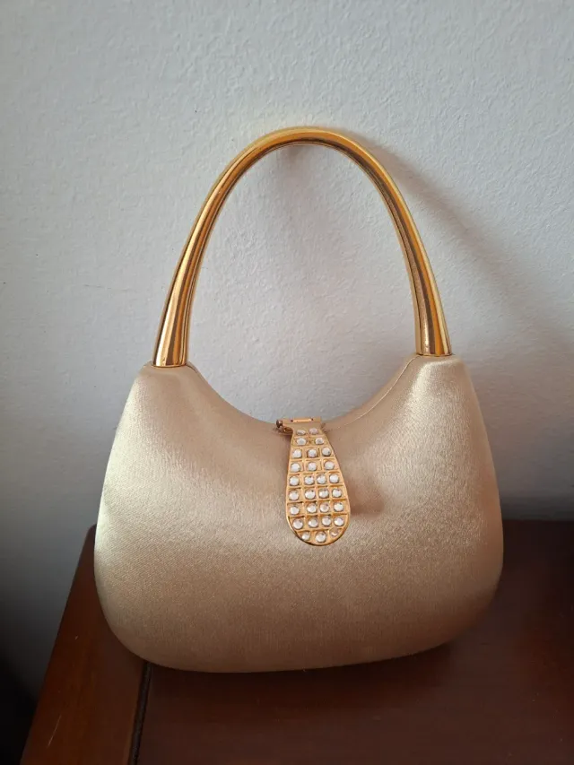 Bolso de fiesta dorado con pedrería