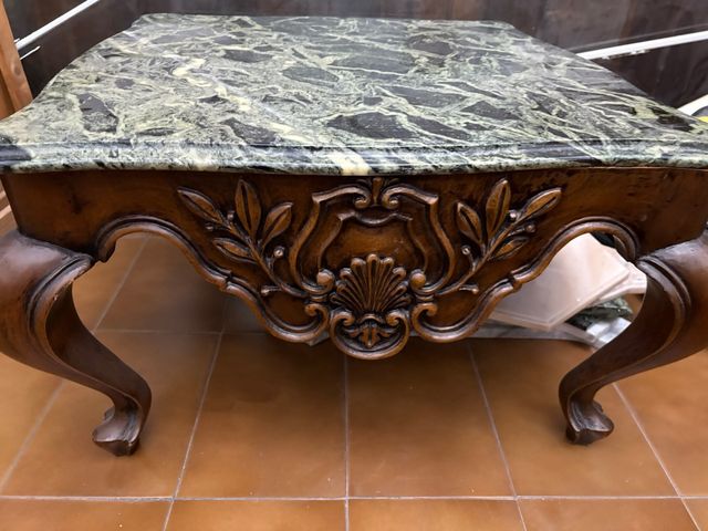 Mesa de madera tallada con mármol
