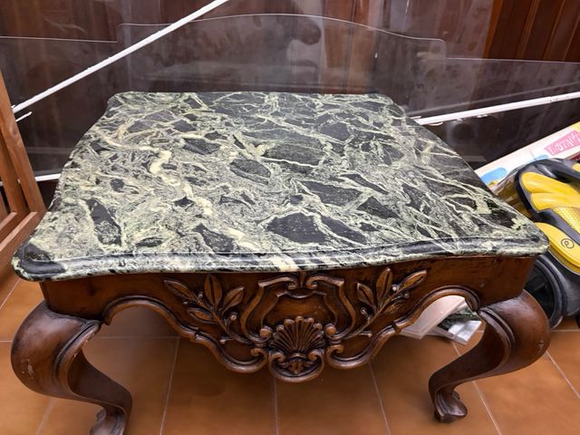 Mesa de madera tallada con mármol