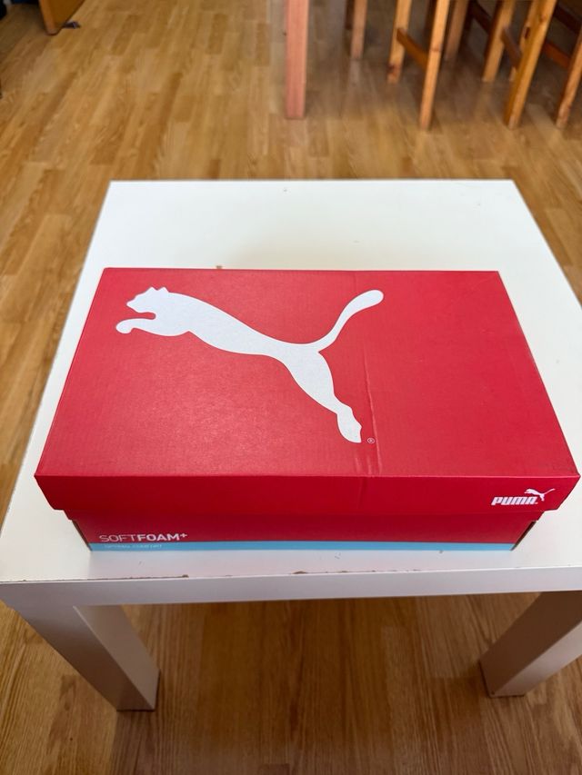 Zapatillas Puma grises y doradas