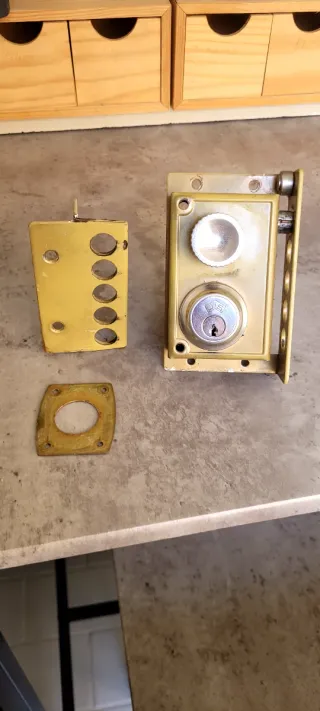 Cerradura de seguridad dorada