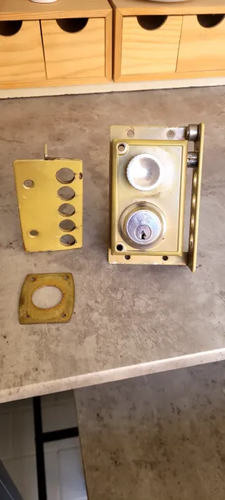 Cerradura de seguridad dorada