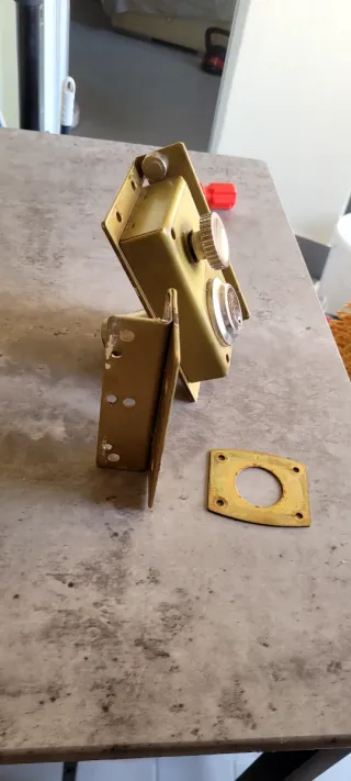 Cerradura de seguridad dorada