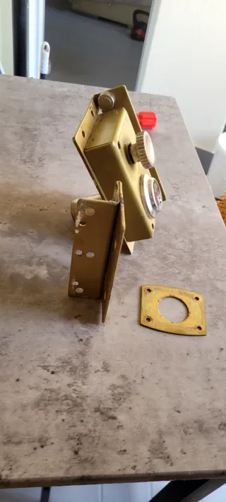 Cerradura de seguridad dorada