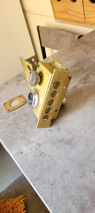 Cerradura de seguridad dorada