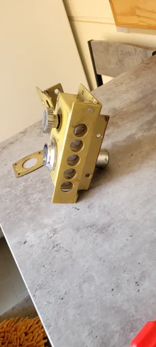 Cerradura de seguridad dorada