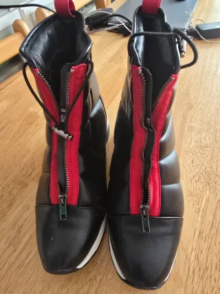 Botines acolchados negros y rojos