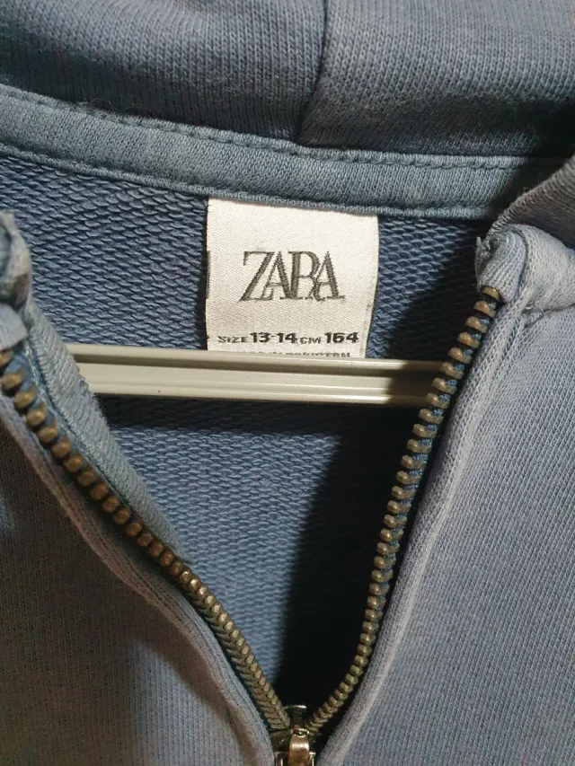 Sudadera azul con capucha y cremallera