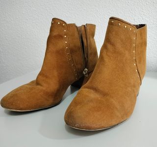 Botines marrones con tachuelas