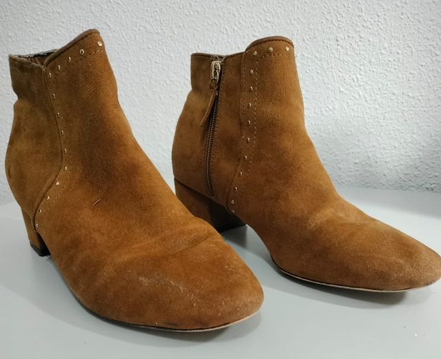 Botines marrones con tachuelas